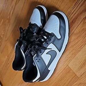 Nike Dunk Low Retro Black Nike Black and White Panda Shoe 8.5 worn once
